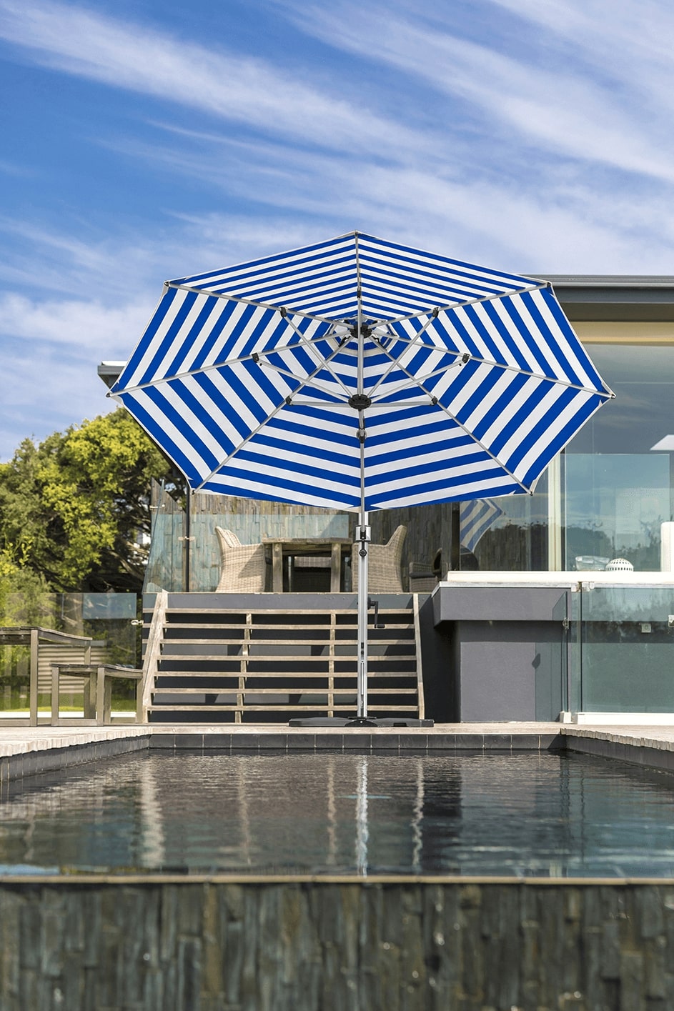 Aurora 11′ Cantilever Umbrella
